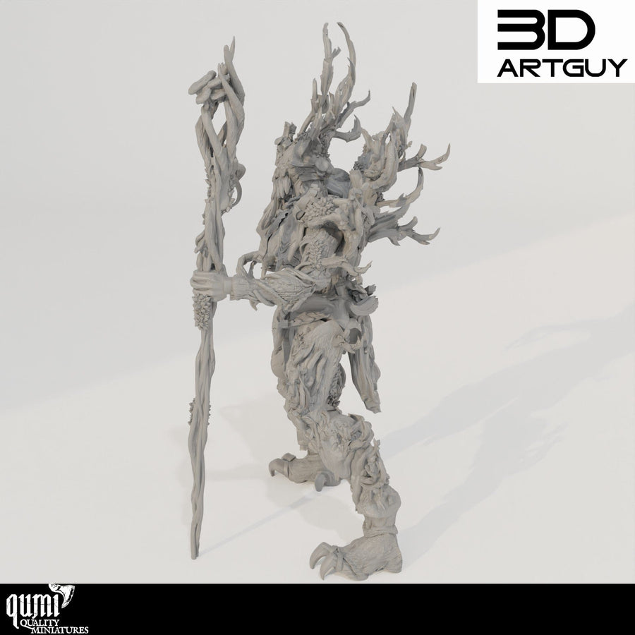 Seitenansicht einer hochdetaillierten 3D-gedruckten Ent Zauberer Miniatur mit einem knorrigen Holzstab.