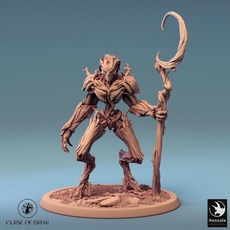 Vorderansicht einer 3D-gedruckten Waldwächter-Miniatur mit Sensenstab aus grauem Resin.