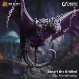 Miniatur Sonari das Fledermaus-Monster in einer dynamischen Flugpose, angekettet auf einer felsigen Basis.