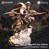 Reyvith der Tapfere Miniatur in dualer Waffenpose, 32mm-Skala Resin-Figur auf felsigem Sockel.