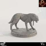 Vollansicht eines knurrenden Wolf-Modells, das auf einer kreisförmigen, texturierten Base steht.