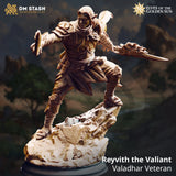 Seitenansicht der Kämpfer-Miniatur Reyvith der Tapfere mit Fokus auf Rüstungsdetails und Doppelklingen.