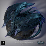 Draufsicht auf einen erwachsenen Schatten-Drachen mit ausgebreiteten Flügeln und detaillierten dunklen Schuppen.