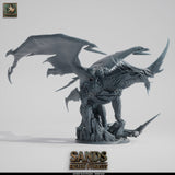 Vorderansicht von rechts eines unbemalten grauen Drachenmodells aus Resin mit detaillierter Skulptur.