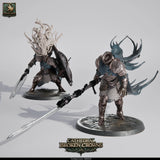 Zwei detaillierte Resin-Kämpfer Miniaturen aus der Broken Crowns Reihe auf 50mm Bases, bewaffnet mit Speer und Schwert.