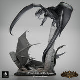Linke Seitenansicht des Fantasy-Drachendioramas mit detaillierten Flügeln und Gelände-Base.