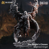 Eine 3D-gedruckte, graue Harz-Miniatur eines Blighted Angel Monsters mit skelettierten Flügeln, das über einem Haufen Totenköpfe schwebt.