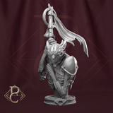Graue 3D-gedruckte Custos Purgatorii Resin-Büste, eine gespenstische Figur mit Flaggenmast auf einem runden Sockel.