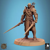Ein dynamischer 3D-gedruckter Elfenkrieger mit Maskenhelm, der mit zwei Schwertern auf einem felsigen Basissockel stürmt.