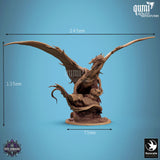 Kupferdrachen-Miniatur mit Maßangaben für Flügelspannweite und Höhe