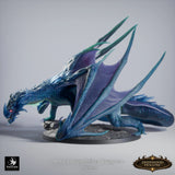 Gesamtansicht der Saphirdrachen-Miniatur mit weit ausgebreiteten Flügeln in dynamischer Angriffspose.