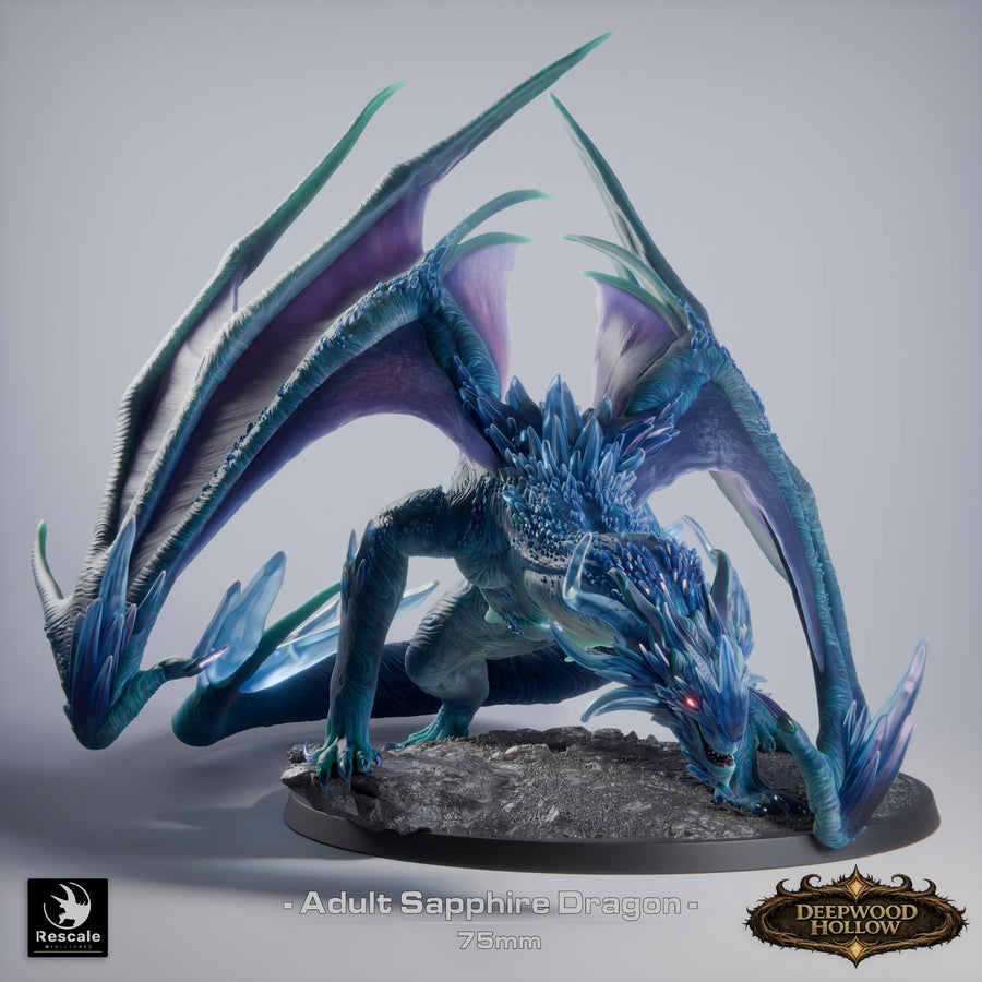 Seitenansicht einer großen 3D-gedruckten Saphirdrachen-Miniatur aus Resin auf einem Rundbase.