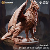 Drachenminiatur Ramulek mit ägyptisch inspiriertem Panzer und verziertem Sockel, abgebildet in hochdetailliertem Resin