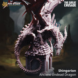 Vorderansicht des Shingorion untoten Drachen, der auf einem steinernen Gebäude thront, mit detaillierten Flügeln und Schwanz.