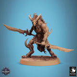 Skorath miniature with a clawed hand reaching forward, side view.