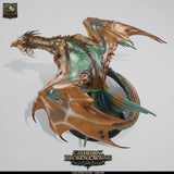 Draufsicht einer bronzefarbenen Drachenminiatur mit zerfetzten Flügeln und grünen Akzenten auf einem 100mm-Sockel.