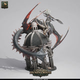Vorderansicht der Elder Cursed Dragon Miniatur mit Flügeln und Sockel