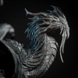 Nahaufnahme des Kopfes und Halses des silbernen Drachen mit detaillierten Schuppen und kunstvollen Verzierungen.