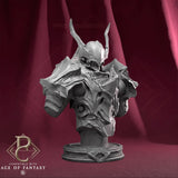 Vorderansicht der detaillierten Emissary of the Gods Resin-Büste mit kunstvoller Rüstung und gehörntem Helm