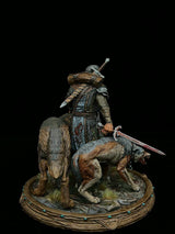 Rückansicht der bemalten Krieger-Figur mit detaillierter Rüstung, Ausrüstung und Schwert.