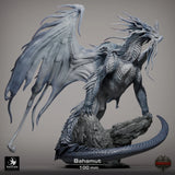 Vollständige Seitenansicht des Bahamut-Drachen mit ausgebreiteten Flügeln und geringeltem Schwanz.