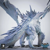 Seitenprofil des weißen Drachen, das den muskulösen Körperbau und die stachelige Schwanzpanzerung zeigt.