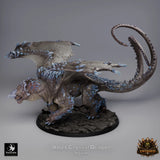 Schräge Seitenansicht der Kristalldrachen-Miniatur, die ihre großen Flügel und den langen Schweif zeigt.