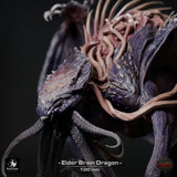 Nahaufnahme des Kopfes vom Elder Brain Dragon mit detaillierten Schuppen, Zähnen und Tentakeln.