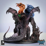 Rückansicht der Drachenminiatur mit großen Flügeln, stacheligem Schwanz und drei elementaren Köpfen.