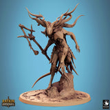 Ganzkörperansicht der Muckpriest-Miniatur auf felsigem Base von vorne