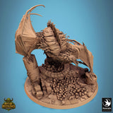 Draufsicht einer geflügelten Wyvern-Miniatur auf einem Eiernest, mit detaillierten Schuppen und Flügelstrukturen.