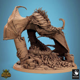 Perspektivische Ansicht der Pestilent Wyvern Drachen-Miniatur aus Resin mit felsigem Sockel.