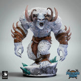 Vorderansicht einer Abominable Yeti Monster-Miniatur auf einem schneebedeckten Fels-Base mit Kristallsplittern
