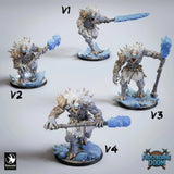 Viertelansicht einer 32mm Resin-Miniatur eines Shardfang Monsters mit Eiskeule in dynamischer Angriffshaltung.