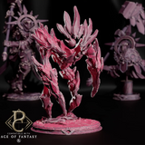 Kristalline Wächter-Kommandanten-Miniatur in dynamischer Pose, 3D-gedrucktes Resin auf texturierter Rundbase.