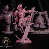 Belkey Schwertkämpfer-Miniatur in dynamischer Pose auf einem Schwert, begleitet von einer Glocke und einer Büste im Hintergrund.