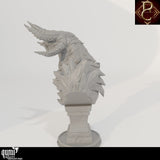 Seitenansicht einer grauen Fantasy-Monsterbüste aus Resin mit großen Hörnern auf einem steinartigen Sockel.