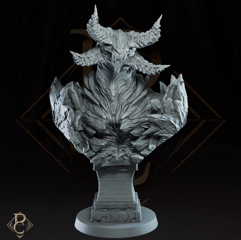 Vorderansicht der detailreichen Irgren Monster-Büste aus grauem Resin auf einem Sockel vor dunklem Hintergrund.