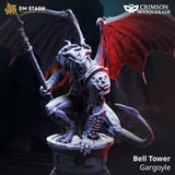 Bell Tower Gargoyle Speerkämpfer-Miniatur in einer geduckten, kampfbereiten Pose mit großen Flügeln.