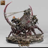 Vorderansicht eines Goblin Belagerungskriechers als 3D-Druck, besetzt mit mehreren Goblin-Miniaturen.