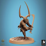Vorderansicht einer gehörnten Kriegerminifigur in hockender Pose mit zwei gebogenen Klingen.