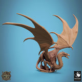 Seitenansicht einer Drachenminiatur aus Resin mit großen Flügeln, stacheligem Rücken und detailliertem Sattelzeug.