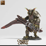 Vorderansicht des Hobgoblin Smasher B, der eine große Holzkeule waagerecht auf Hüfthöhe hält.