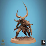 Seitenansicht der gehörnten Kriegerminifigur mit Fokus auf Schulterstacheln und Klinge.
