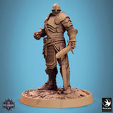 Resin-Ritterfigur mit Helm und Schwert, stehend auf einer felsigen Spielfeld-Basis.