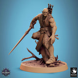 Unbemalte Mondelf Krieger Resin Figur in heroischer Pose auf einem Baumstumpf.