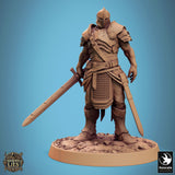 Vollständig gerüsteter Ritter-Krieger mit Helm und gezücktem Schwert auf grauer Resin-Basis.