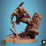 Mondelf Krieger Spielfigur in Kampfpose auf einem felsigen Tabletop Geländesockel.