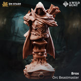 Vorderansicht der detaillierten Brox Ork Tiermeister Büste aus Resin auf einem Podest mit Kapuze und Köcher.