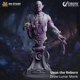 Uxas the Reborn Drow Mönch Büste aus grauem Resin auf einem dekorativen Sockel mit Mondmotiv.